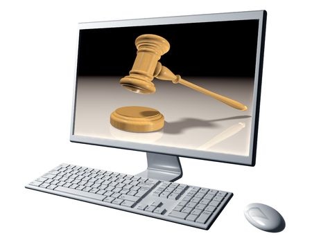 פטיש של שופט על צג של מסך מחשב